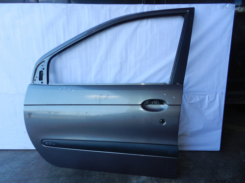 Porta Dianteira Esquerda Renault Scenic Megane 99/05 Detalhe