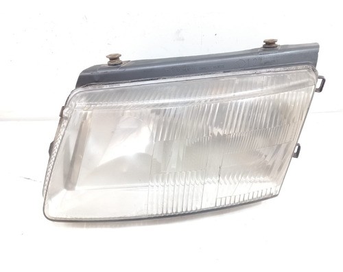 Farol Esquerdo Volkswagen Passat 1997/2000(detalhe)