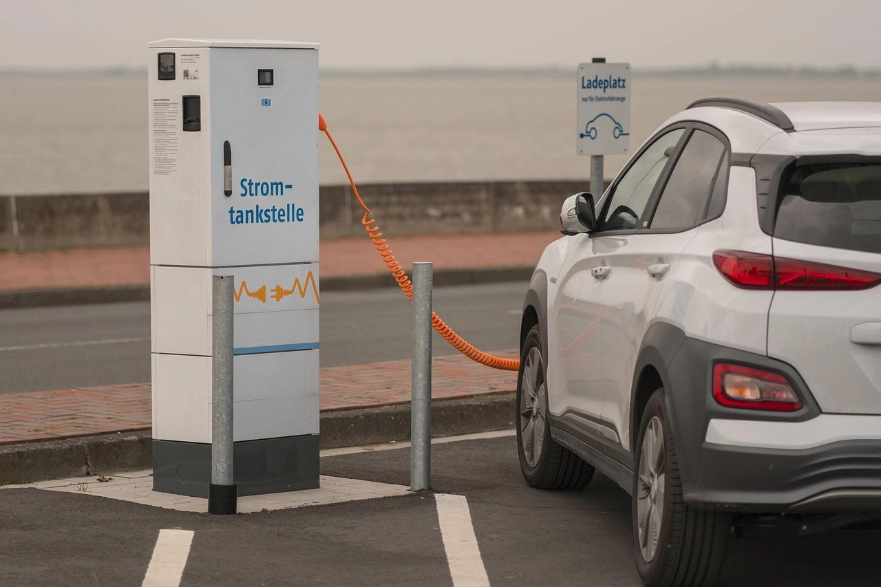 Carregar um carro elétrico é mais barato que abastecer um a gasolina?