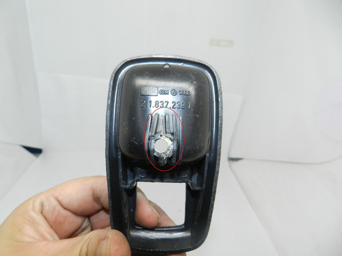 Moldura Maçaneta Dianteira Esquerda Kombi Brasília Detalhe