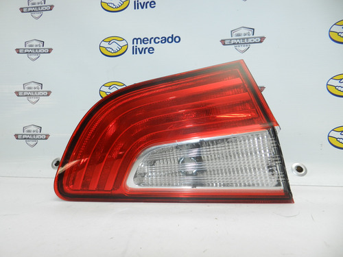 Lanterna Tampa Lado Esquerdo Fiat Grand Siena 12/18 Detalhe