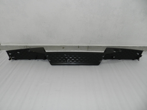 Pisante Para-choque Tras Central Dodge Rampage 24/25 Detalhe