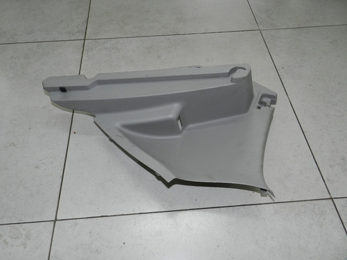 Moldura Direita Porta Malas Renault Sandero 2009 8200529795