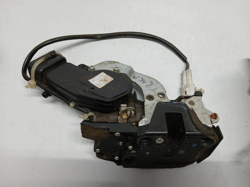 Fechadura Da Porta Dianteira Direita Gm Tracker 1999 A 2009