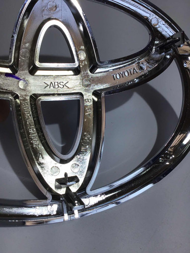 Emblema Grade Central Toyota Yaris 18/22  21996*