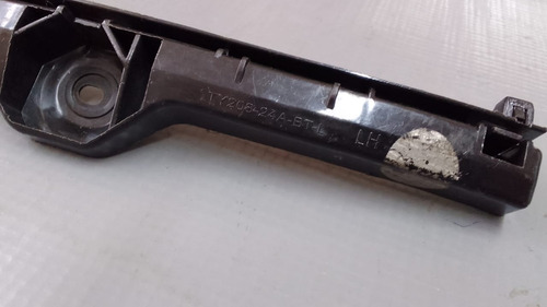 Guia Parachoque Dianteiro Esquerdo Toyota Hilux 05/15  23901