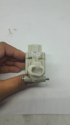 Motor Trava Portinhola Vw Golf 1999 A 2006 1j6810773b