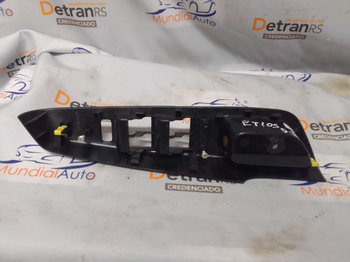 Moldura Botão Vidro Elétrico Diant Esq Toyota Etios 11317